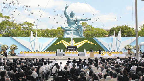 Dân Nhật Bản tham dự buổi lễ tưởng niệm lần thứ 68 vụ đánh bom nguyên tử Nagasaki tại Công viên Hòa Bình.